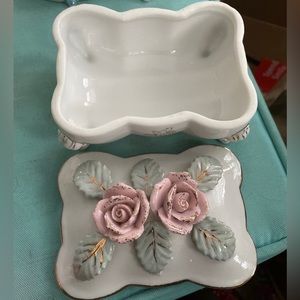 Trinket Box Lipper & Mann
(L&M) Bond Ware Ceramic
Box White with Roses Gold